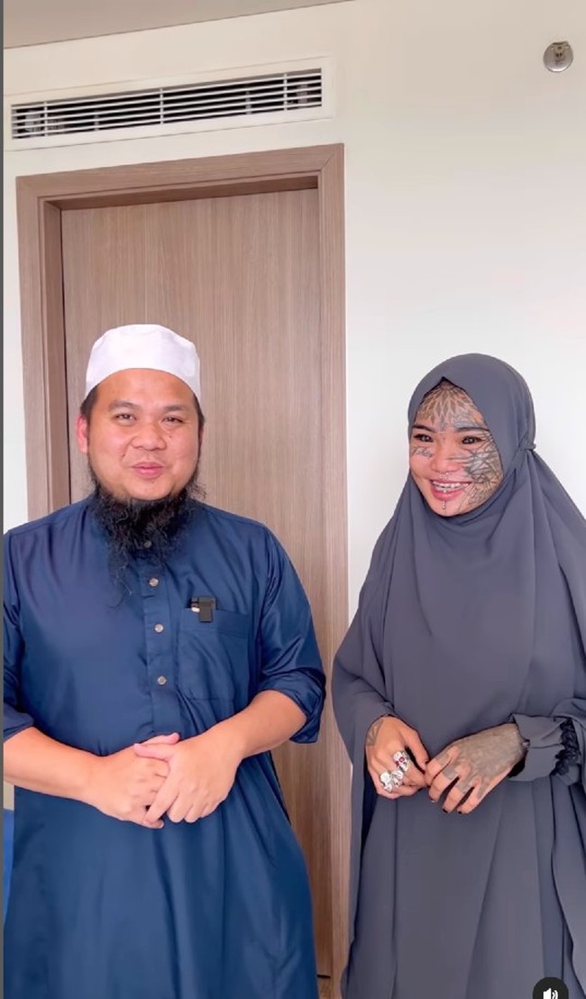 Dalam video terlihat, Ustaz Ebit Lew memberikan sejumlah uang pada Mondy dan cewek punk itu menangis. Mereka kemudian menuju suatu tempat untuk berbincang-bincang. Mondy tampak bercucuran air mata saat Ustaz Ebit Lew berbicara padanya. Sang ustaz lalu memberikan baju gamis dan hijab syari yang kemudian dipakai oleh Mondy. Foto: Dok. Instagram Ebit Lew