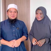 Dalam video terlihat, Ustaz Ebit Lew memberikan sejumlah uang pada Mondy dan cewek punk itu menangis. Mereka kemudian menuju suatu tempat untuk berbincang-bincang. Mondy tampak bercucuran air mata saat Ustaz Ebit Lew berbicara padanya. Sang ustaz lalu memberikan baju gamis dan hijab syari yang kemudian dipakai oleh Mondy. Foto: Dok. Instagram Ebit Lew