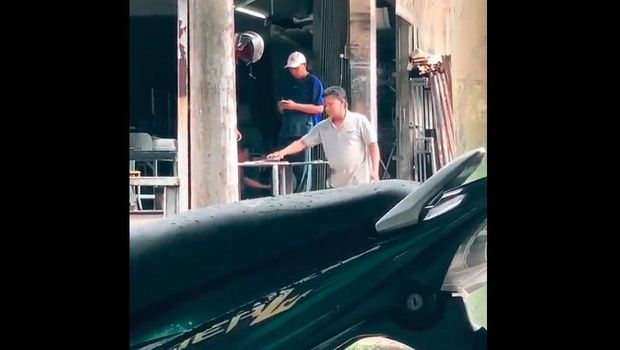 Viral video mirip Ferdy Sambo bekerja sebagai tukang las tralis di Batam.