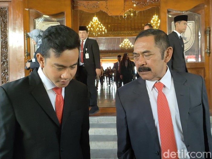 Wali Kota Solo, Gibran Rakabuming Raka, dan ketua DPC PDIP Kota Solo, FX Hadi Rudyatmo, di Balai Kota Solo, Jumat (16/6/2023).