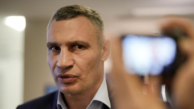 Walikota Kyiv Vitali Klitschko berbicara selama wawancara dengan Associated Press di Forum Ekonomi Dunia di Davos, Swiss, pada Rabu, 18 Januari 2023. (AP Photo/Markus Schreiber)
