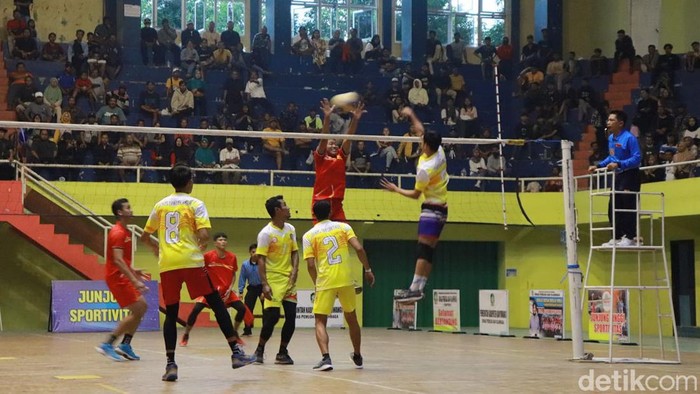 Warga berbondong-bondong melihat final Gala Desa Bola Voli yang memperbutkan Piala Bupati Banyuwangi.