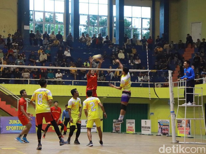 Warga berbondong-bondong melihat final Gala Desa Bola Voli yang memperbutkan Piala Bupati Banyuwangi.