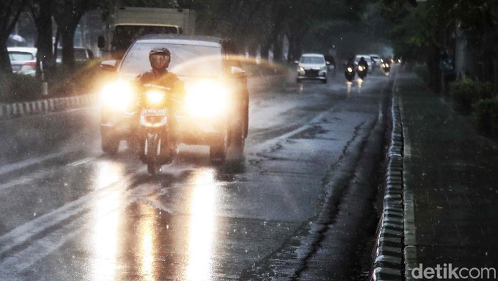 Badan Meteorologi, Klimatologi, dan Geofisika (BMKG) mengeluarkan peringatan dini potensi cuaca buruk di Jakarta, Jumat (16/6). Untuk pemotor, hati-hati ya.