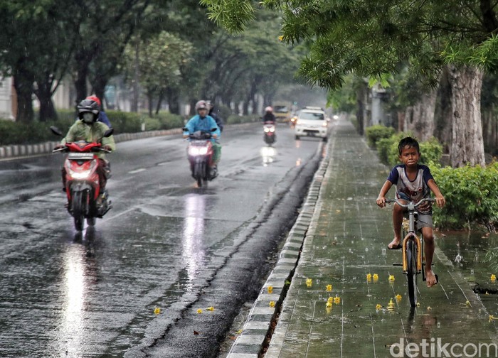 Badan Meteorologi, Klimatologi, dan Geofisika (BMKG) mengeluarkan peringatan dini potensi cuaca buruk di Jakarta, Jumat (16/6). Untuk pemotor, hati-hati ya.