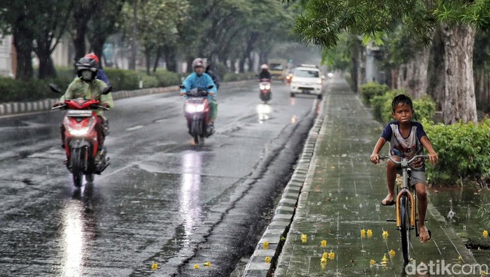 Badan Meteorologi, Klimatologi, dan Geofisika (BMKG) mengeluarkan peringatan dini potensi cuaca buruk di Jakarta, Jumat (16/6). Untuk pemotor, hati-hati ya.