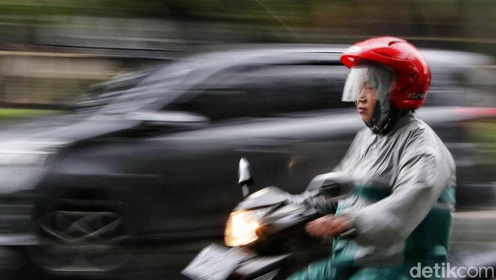 Badan Meteorologi, Klimatologi, dan Geofisika (BMKG) mengeluarkan peringatan dini potensi cuaca buruk di Jakarta, Jumat (16/6). Untuk pemotor, hati-hati ya.