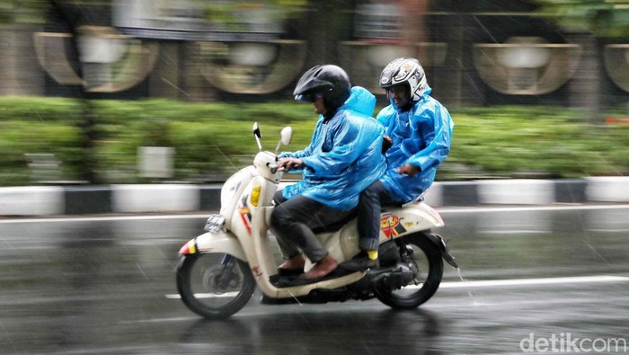 Badan Meteorologi, Klimatologi, dan Geofisika (BMKG) mengeluarkan peringatan dini potensi cuaca buruk di Jakarta, Jumat (16/6). Untuk pemotor, hati-hati ya.