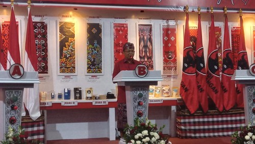 Ketua DPD PDI Perjuangan Bali Wayan Koster saat memberikan pidato kompetisi cerdas cermat untuk siswa SD hingga SMA di Denpasar, Jumat (16/6/2023).