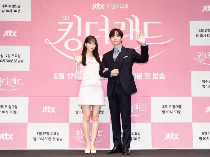 Im Yoona (Yoona SNSD) dan Lee Junho (Junho 2PM) saat konferensi pers drama Korea King the Land di Seoul, Kamis (15/6/2023).
