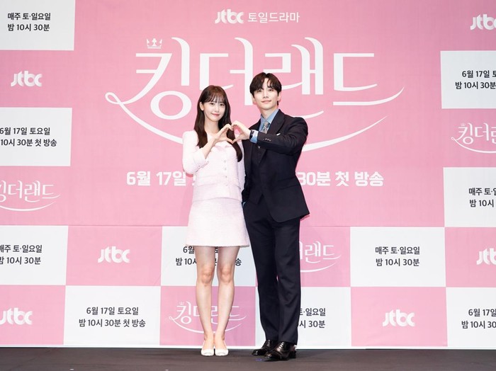Im Yoona (Yoona SNSD) dan Lee Junho (Junho 2PM) saat konferensi pers drama Korea King the Land di Seoul, Kamis (15/6/2023).