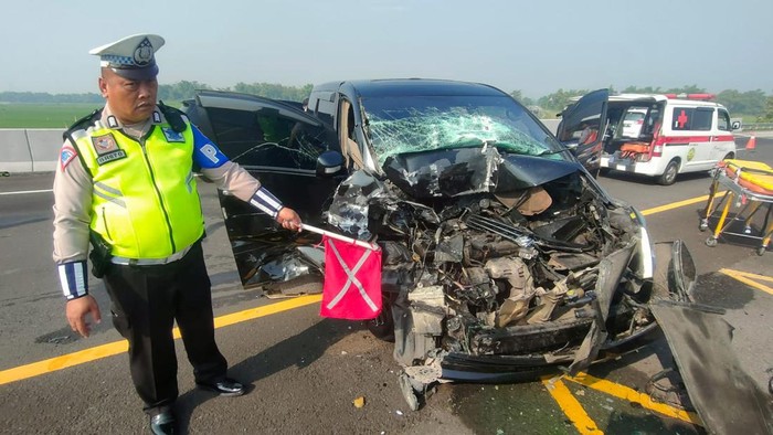 Alphard ngebut picu kecelakaan beruntun di Jombang. Sebanyak 8 orang luka dalam kejadian ini.