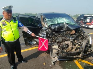 Alphard Ngebut Picu Kecelakaan Beruntun di Tol Jombang, 8 Orang Luka