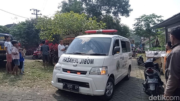 Ambulans yang membawa jenazah ibu dan 2 anaknya yang ditemukan tewas di Jember