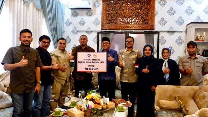 Andre Rosiade menyerahkan bantuan pendidikan untuk siswa SD-SMP di Padang.