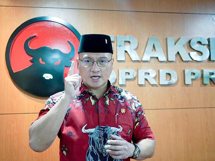 Anggota DPRD DKI Jakarta dari Fraksi PDI Perjuangan.