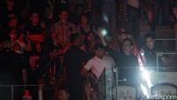 Jokowi melambaikan tangan kepada penonton. 