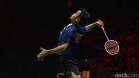 Ginting melakukan smash. 