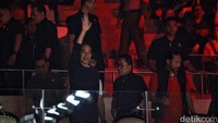 Jokowi menonton semifinal Ginting vs Li Shi Feng di Istora Senayan, Jakarta, Sabtu (17/6/2023). 