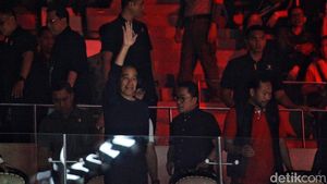 Jokowi-Iriana Nonton Semifinal Ginting vs Li Shi Feng