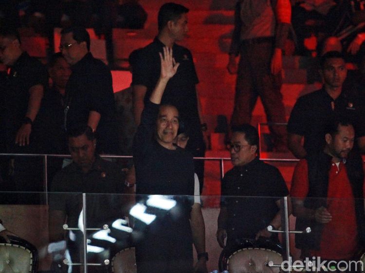 Jokowi-Iriana Nonton Semifinal Ginting vs Li Shi Feng