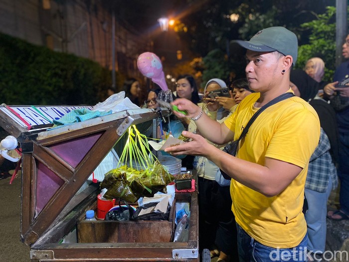 Antre 45 Menit Demi Cicip Bacang Panas Braga Topping Tetelan yang Viral