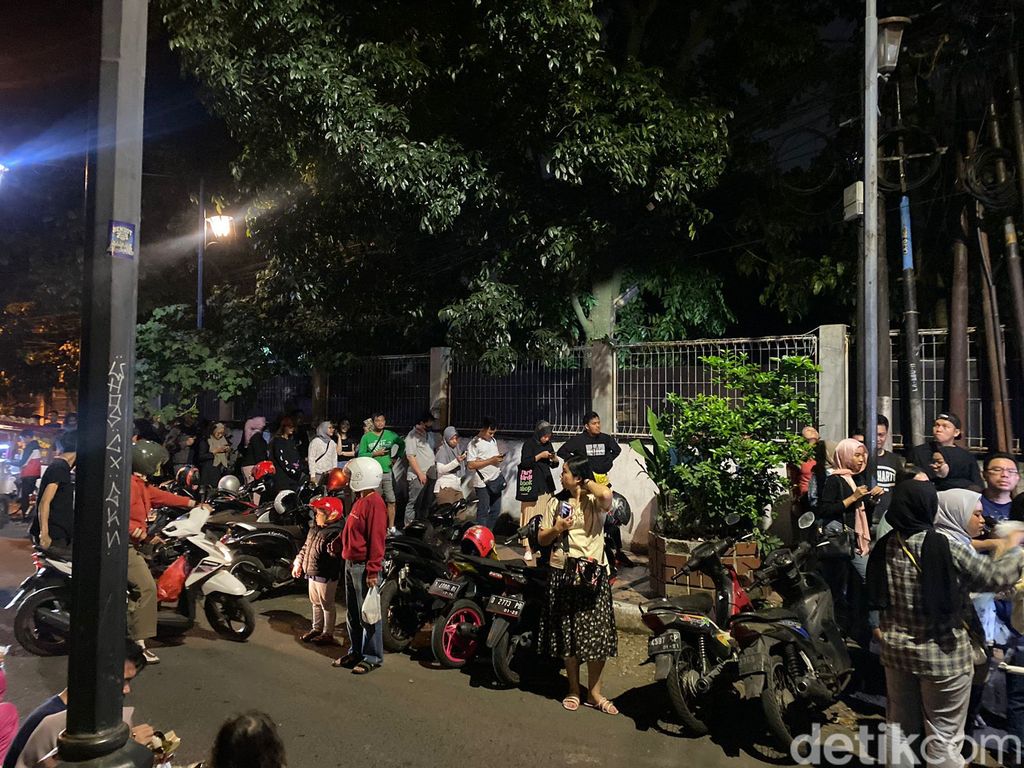 Antre 45 Menit Demi Cicip Bacang Panas Braga Topping Tetelan yang Viral
