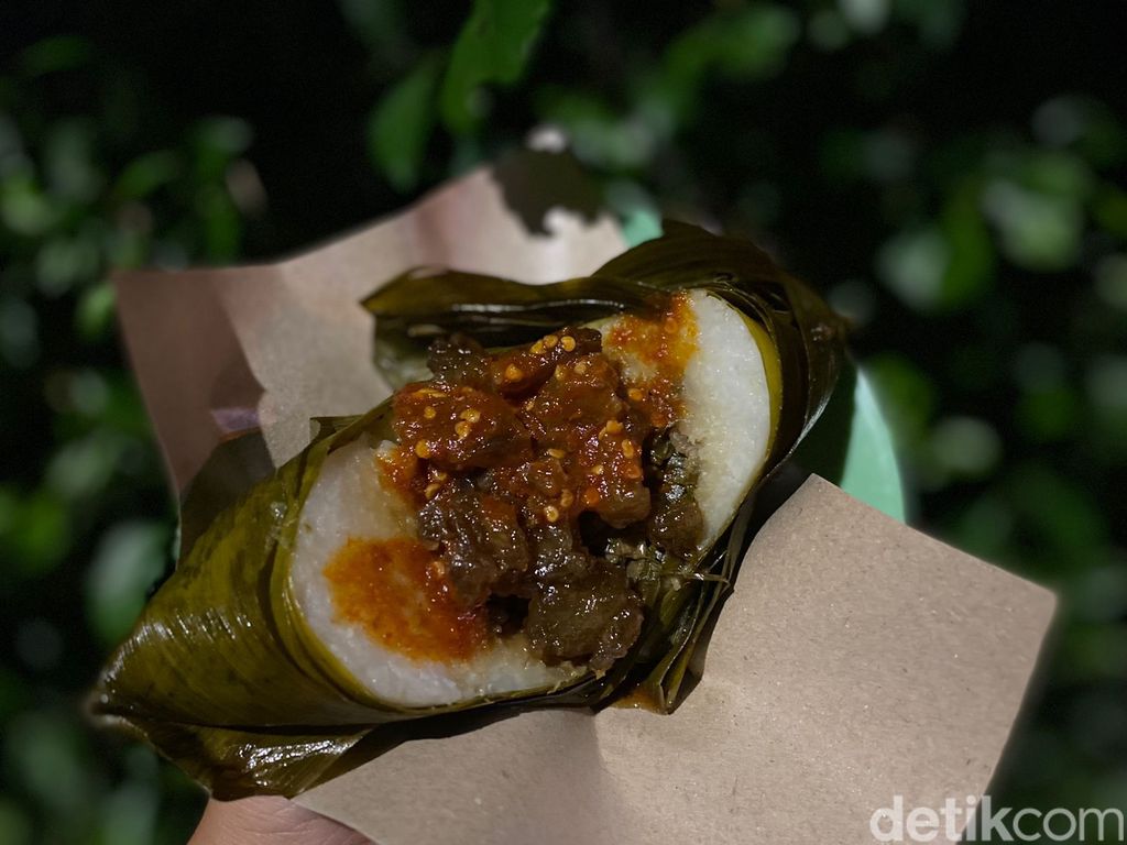 Antre 45 Menit Demi Cicip Bacang Panas Braga Topping Tetelan yang Viral