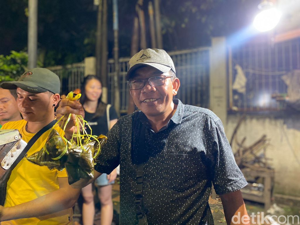 Antre 45 Menit Demi Cicip Bacang Panas Braga Topping Tetelan yang Viral