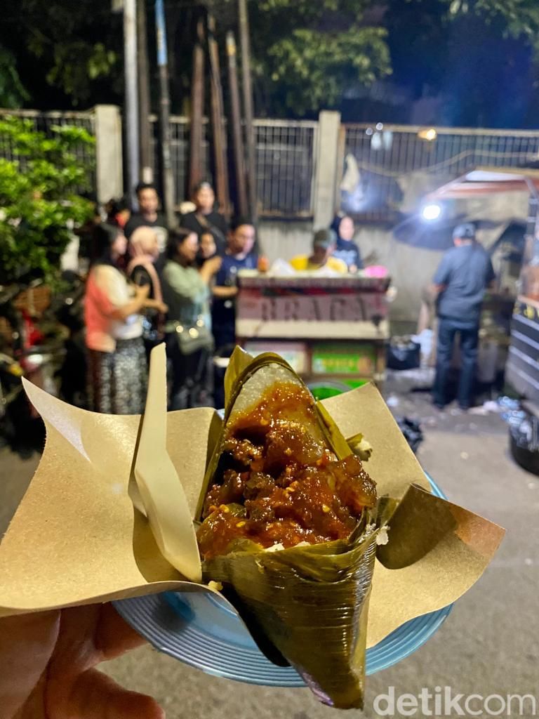 Antre 45 Menit Demi Cicip Bacang Panas Braga Topping Tetelan yang Viral