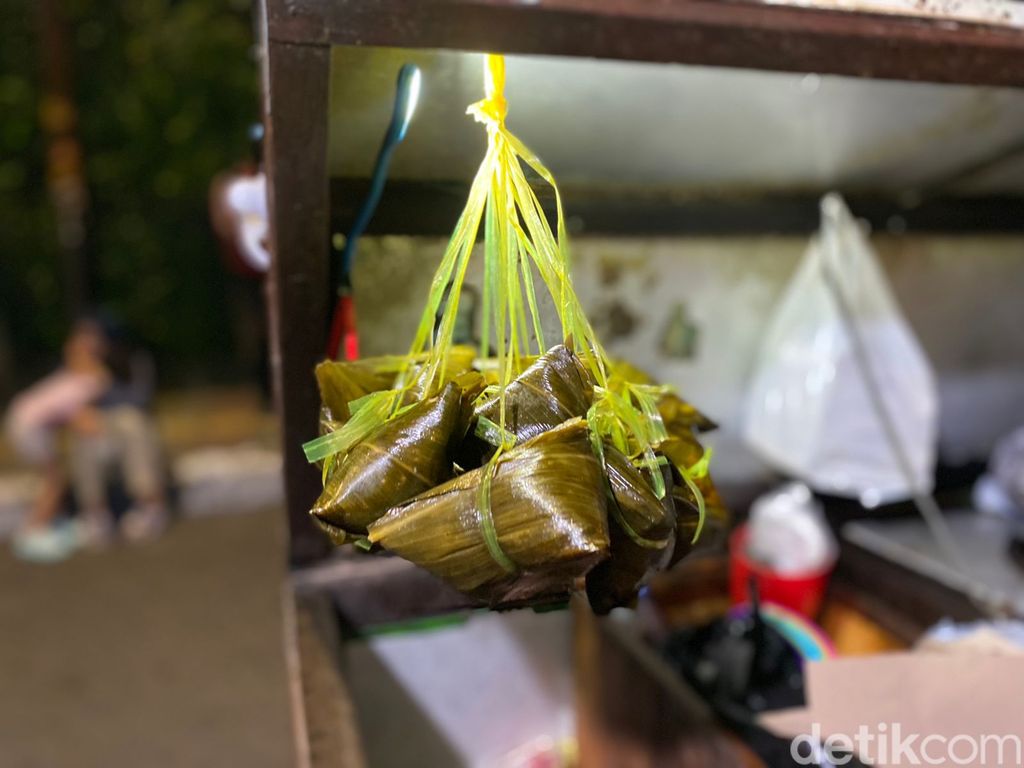 Antre 45 Menit Demi Cicip Bacang Panas Braga Topping Tetelan yang Viral