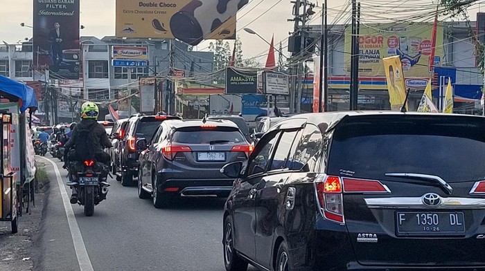 Antrean kendaraan dari arah Jakarta menuju Puncak mengular di kawasan Cipayung