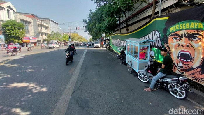 Baliho tentang HUT Persebaya yang tersebar di sejumlah titik Kota Pahlawan.