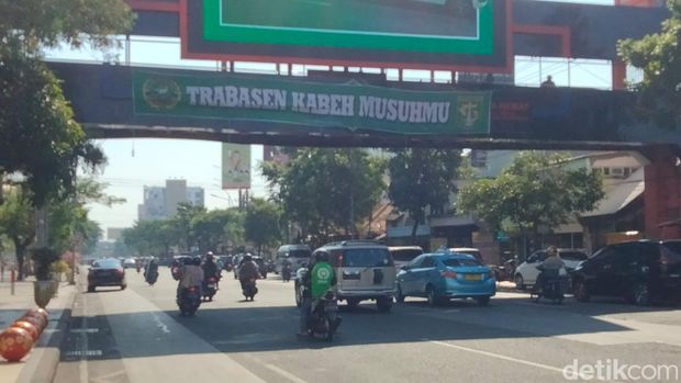 Baliho tentang HUT Persebaya yang tersebar di sejumlah titik Kota Pahlawan.