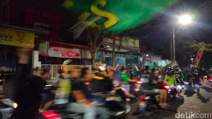 Bonek mulai berdatangan di Gelora 10 Nopember Tambaksari Surabaya.