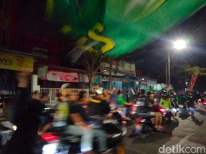 Euforia Bonek Rayakan Ulang Tahun Persebaya di Depan Gelora 10 November