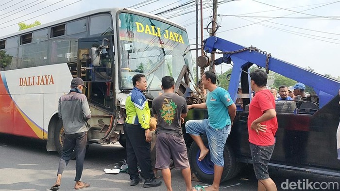 bus tabrak motor bojonegoro menyebabkan 2 orang tewas