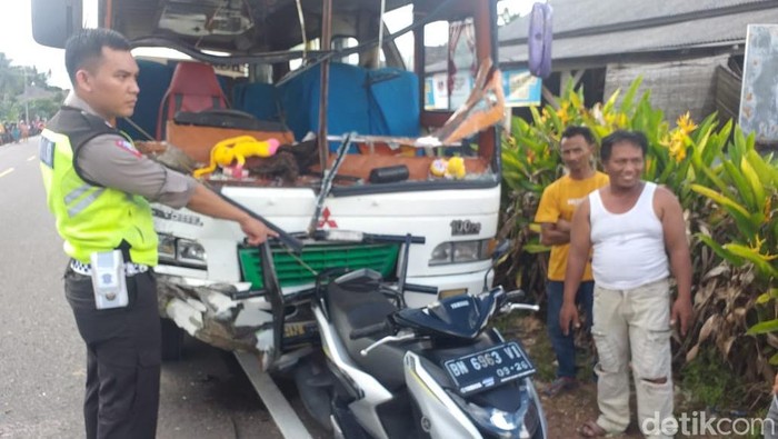 Bus tabrak motor di Bangka Selatan.