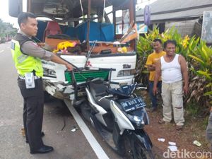 Para Santri yang Busnya Tabrak 2 Motor Selamat-Lanjut Wisuda