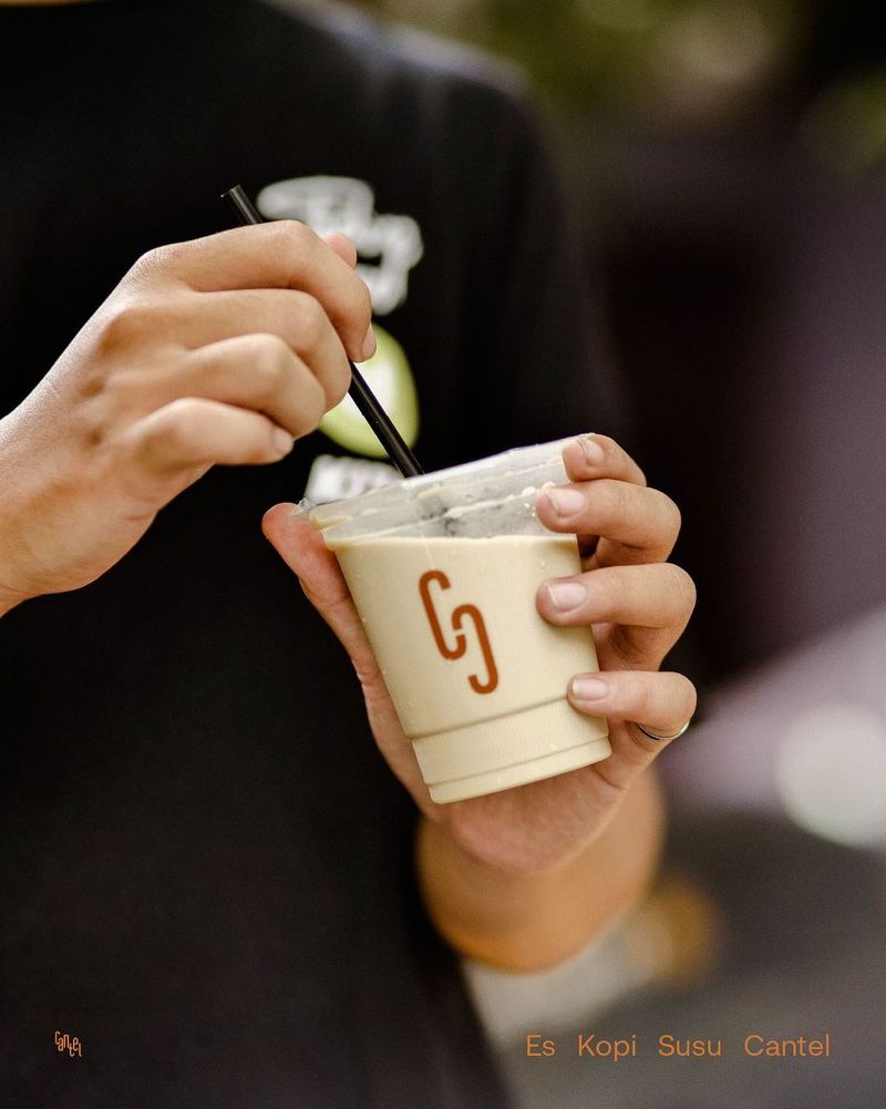 Es kopi susu terenak di Bandung pilihan warga TikTok
