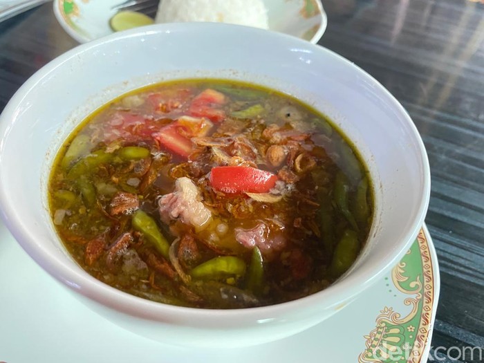 Di Belakang Mall Kota Kasablanka Ada Sop Janda dan Ayam Geprek Viral