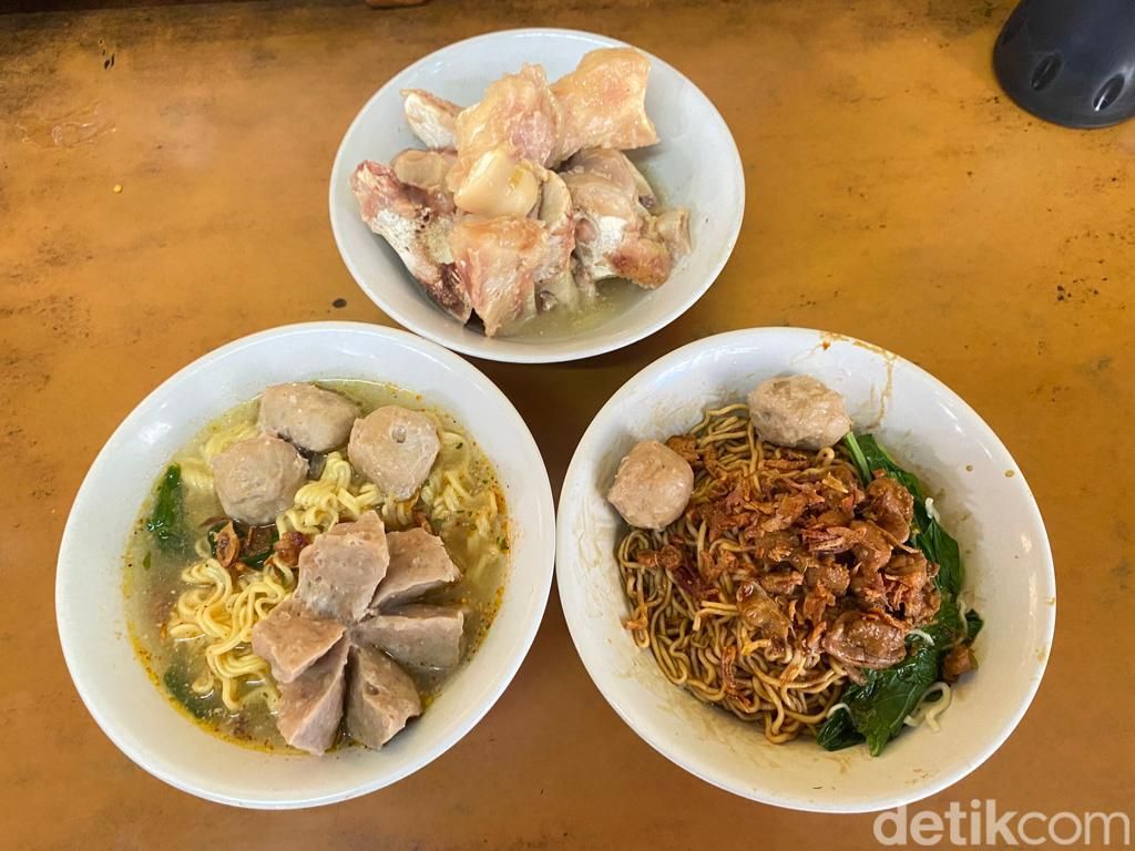 Di Belakang Mall Kota Kasablanka Ada Sop Janda dan Ayam Geprek Viral