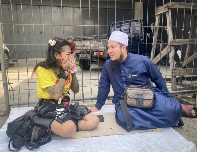 “Rezeki bertemu Mondy ibu tunggal 21 tahun di Jakarta yang menyara anak kecil berumur 4 tahun. Wajahnya penuh tatoo termasuk dalam matanya penuh tatoo. Cantik dan baik adik ni. Kehidupan anak punk jalanan. Dari kecil hidup susah dan dijalanan,” demikian penggalan keterangan yang ditulis Ebit Lew dalam unggahannya di Instagram. Foto: mStar/Instagram ebitlew