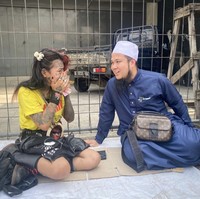 “Rezeki bertemu Mondy ibu tunggal 21 tahun di Jakarta yang menyara anak kecil berumur 4 tahun. Wajahnya penuh tatoo termasuk dalam matanya penuh tatoo. Cantik dan baik adik ni. Kehidupan anak punk jalanan. Dari kecil hidup susah dan dijalanan,” demikian penggalan keterangan yang ditulis Ebit Lew dalam unggahannya di Instagram. Foto: mStar/Instagram ebitlew