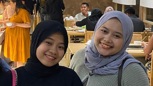 Hamidah (kiri) dan Ifa, dua mahasiswi yang meraup keuntungan jutaan rupiah dari usaha jastip tiket konser.