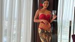 Gaya Keren Erica Carlina saat Minum Wine di Kelab Malam