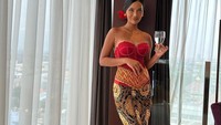 Karena kebiasaan tersebut, pemain series Turn On sampai dinobatkan sebagai Queen of Party. Hal ini pun diakui pula oleh teman-temannya. Foto: Instagram @eri.carl