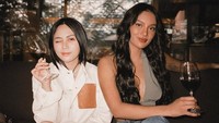 Erika Carlina juga mengaku bahwa ia hampir setiap malam menghabiskan waktu di kelab, hanya untuk party bersama teman atau sekadar nongkrong dan menikmati minuman. Foto: Instagram @eri.carl