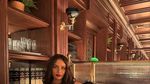 Gaya Keren Erica Carlina saat Minum Wine di Kelab Malam