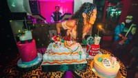 Bahkan untuk merayakan hari ulang tahunnya, sahabat selebgram Awkarin ini sampai mengadakan pesta di kelab. Begini keseruannya, ada banyak kue hingga DJ. Foto: Instagram @eri.carl